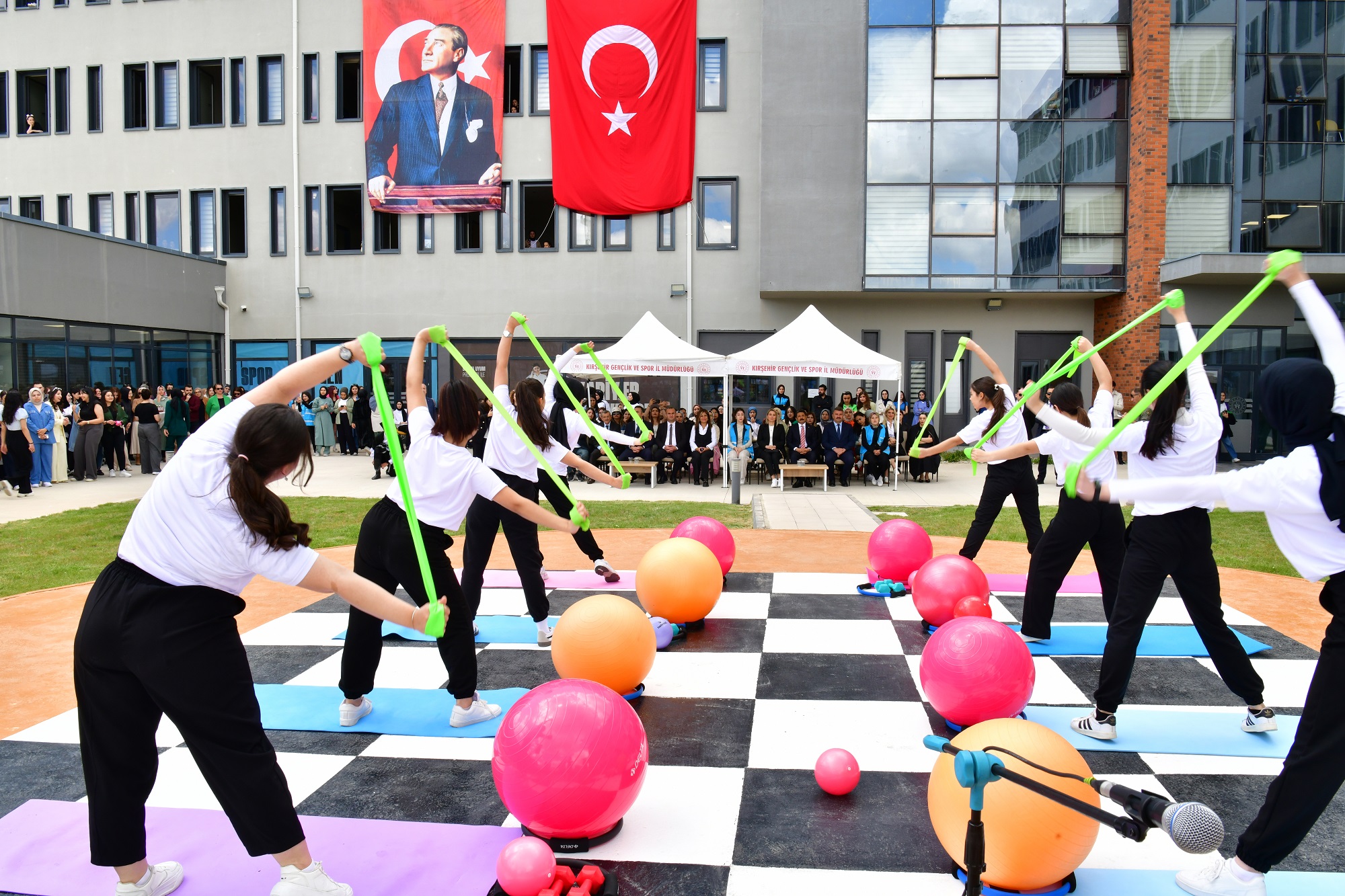 Sanat Sokağı’nın Kapıları Açıldı, Gençlerin Renkli Dokunuşları Sergilendi9