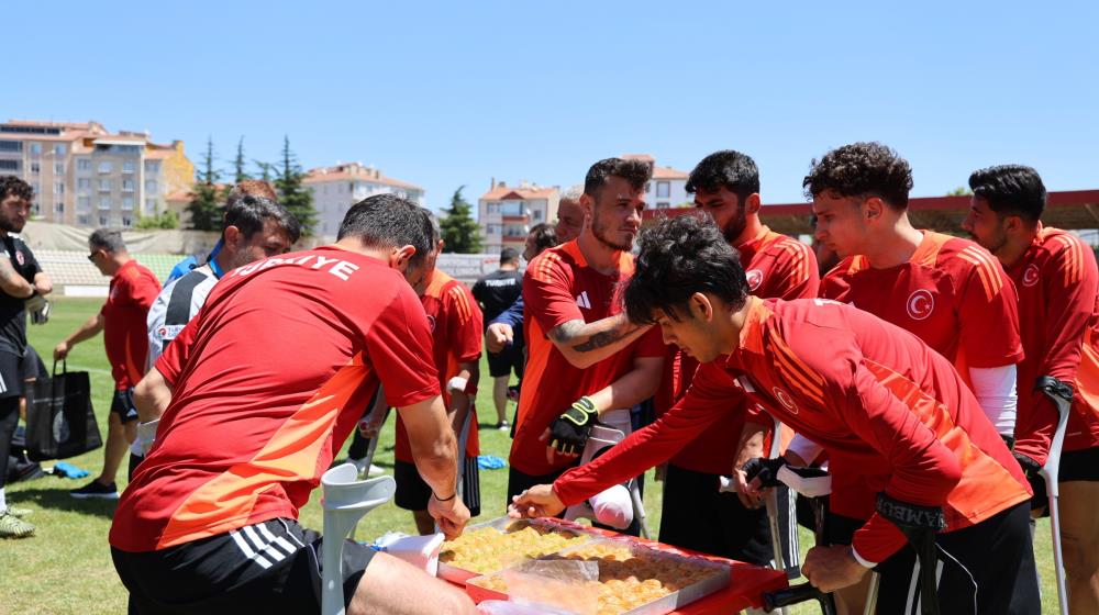 Ampute Milli Takımı, Uluslar Ligi Öncesinde Yöresel Tatlı Ikramıyla Enerji Depoladı (2)