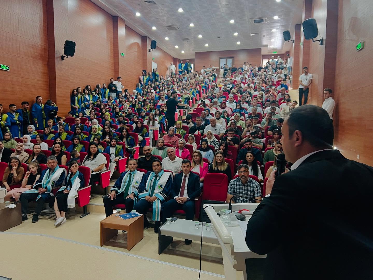 Başkan Hakanoğlu Öğrencilerle Aynı Karede 1