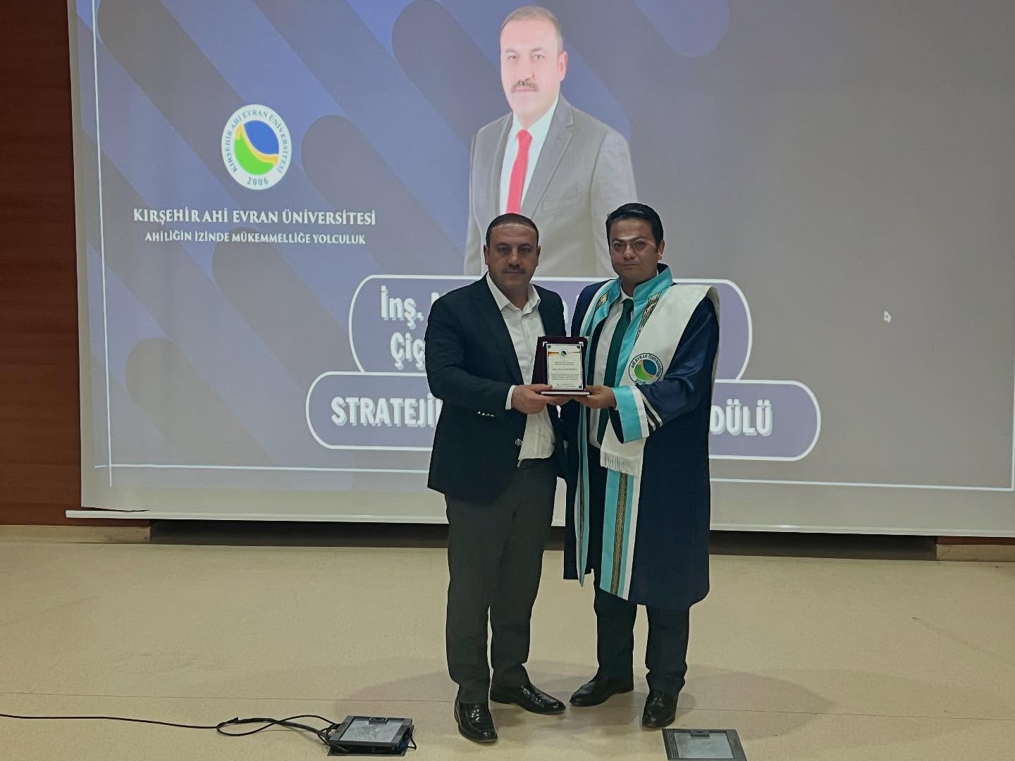 Başkan Hakanoğlu Öğrencilerle Aynı Karede 4