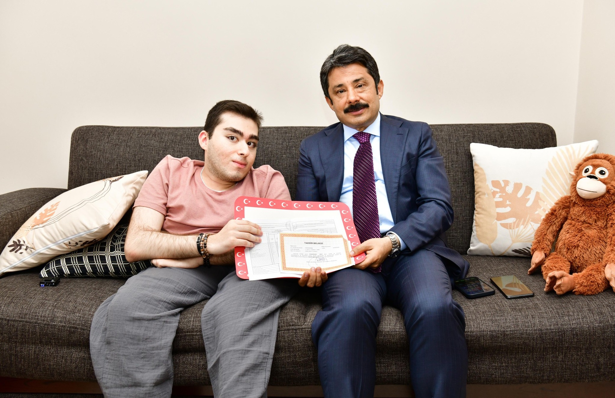 Demiryürek, Evde Eğitim Gören Öğrenciye Karnesini Elleriyle Takdim Etti