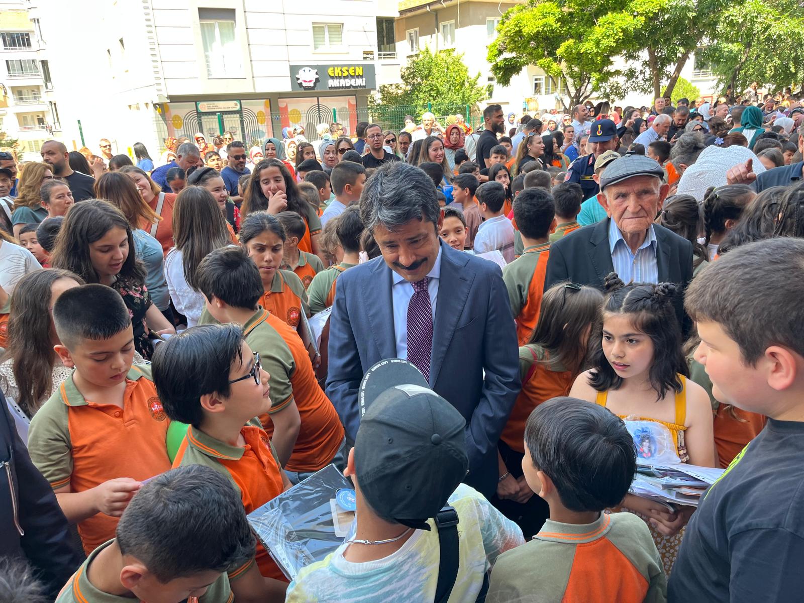 Demiryürek, Öğrencilerin Karne Heyecanına Ortak Oldu (10)