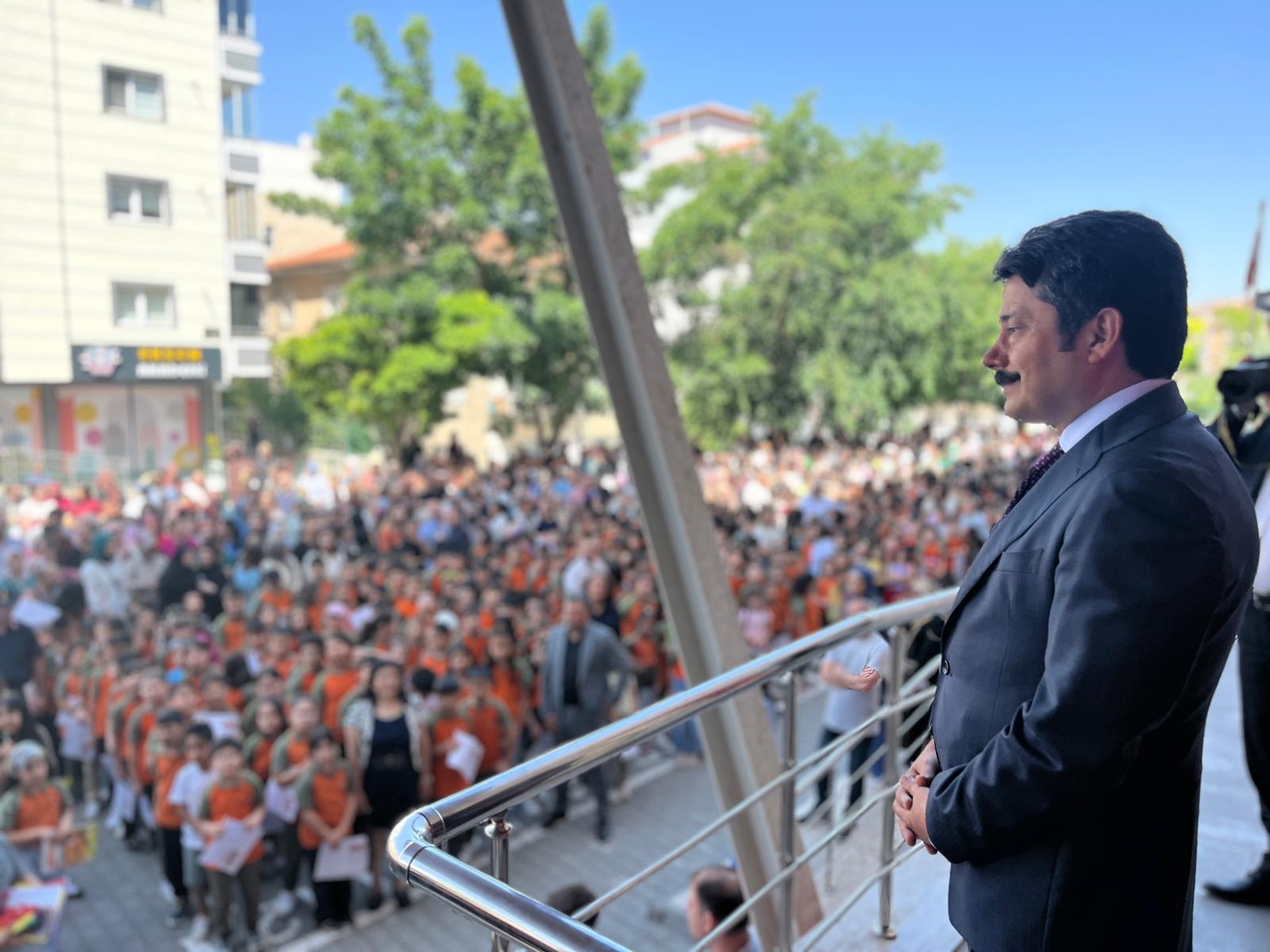 Demiryürek, Öğrencilerin Karne Heyecanına Ortak Oldu (13)
