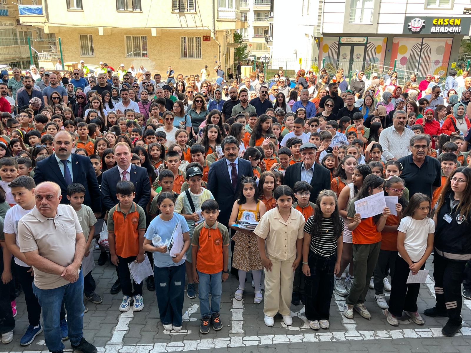 Demiryürek, Öğrencilerin Karne Heyecanına Ortak Oldu (15)