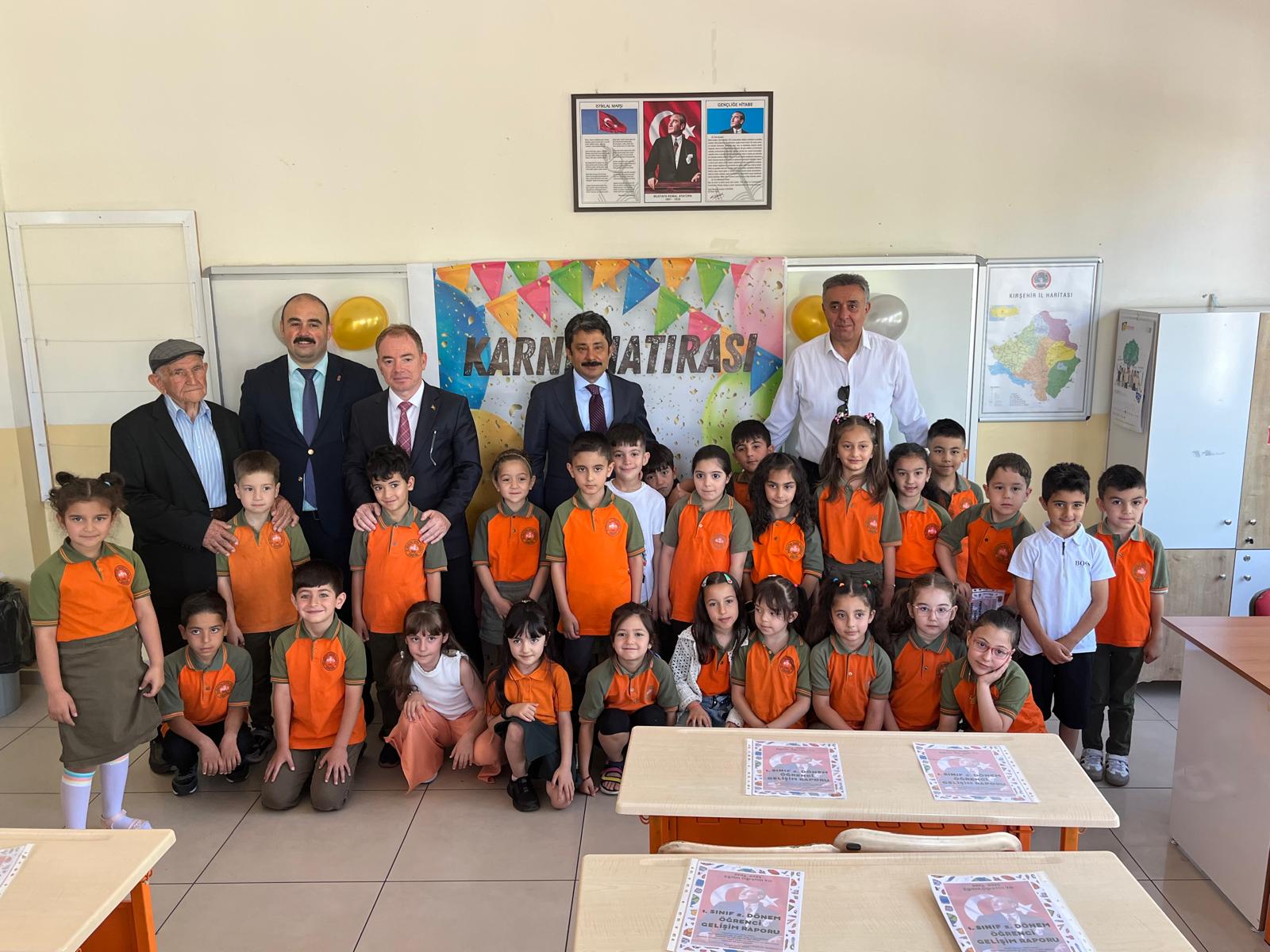 Demiryürek, Öğrencilerin Karne Heyecanına Ortak Oldu (16)