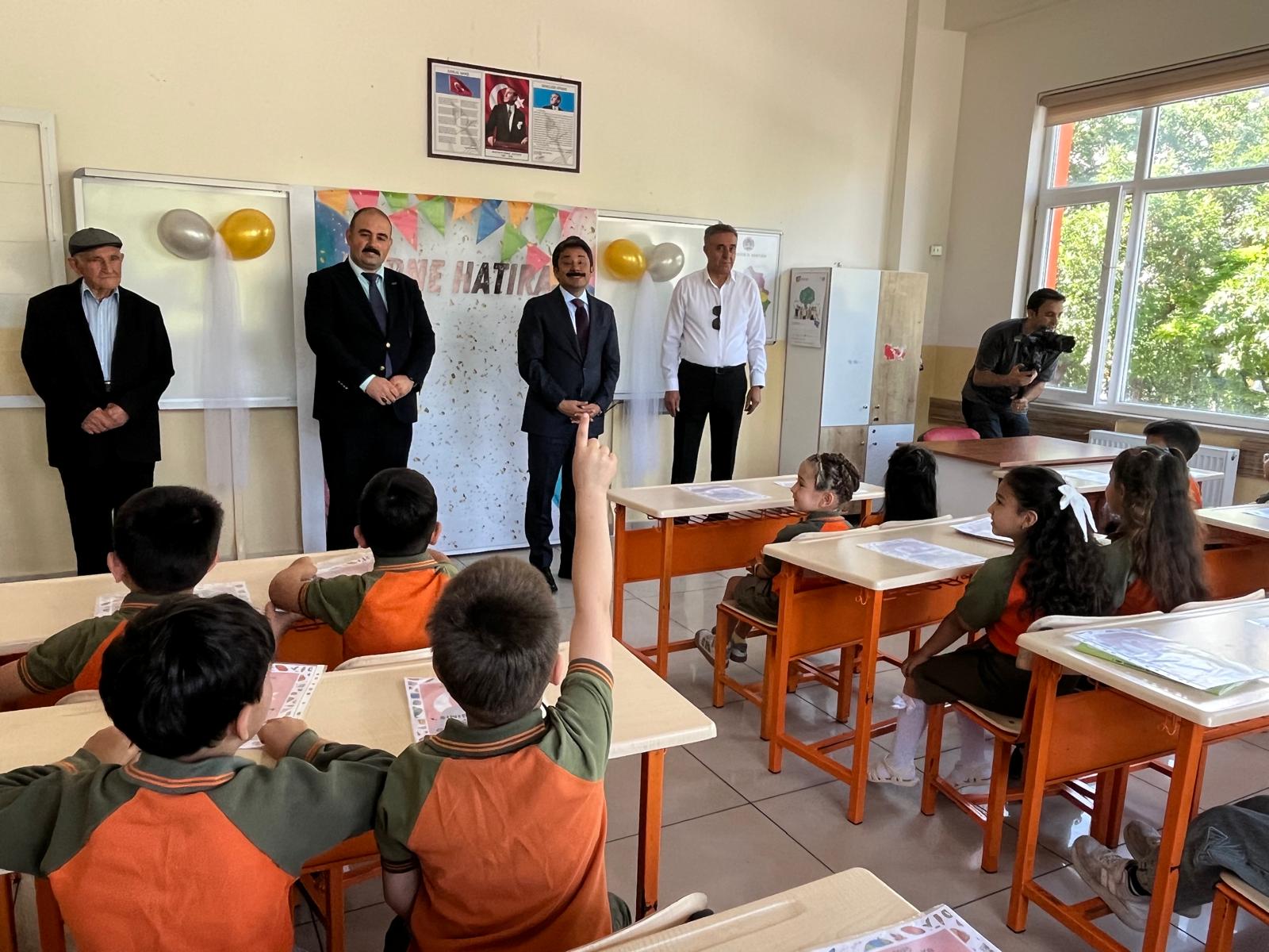 Demiryürek, Öğrencilerin Karne Heyecanına Ortak Oldu (4)