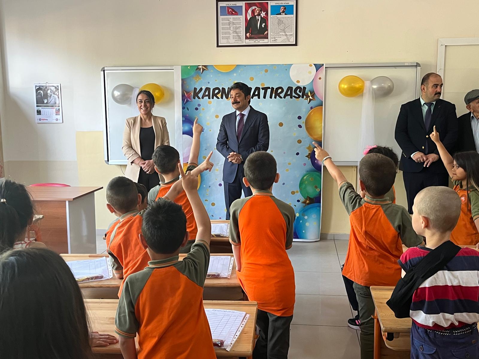 Demiryürek, Öğrencilerin Karne Heyecanına Ortak Oldu (5)