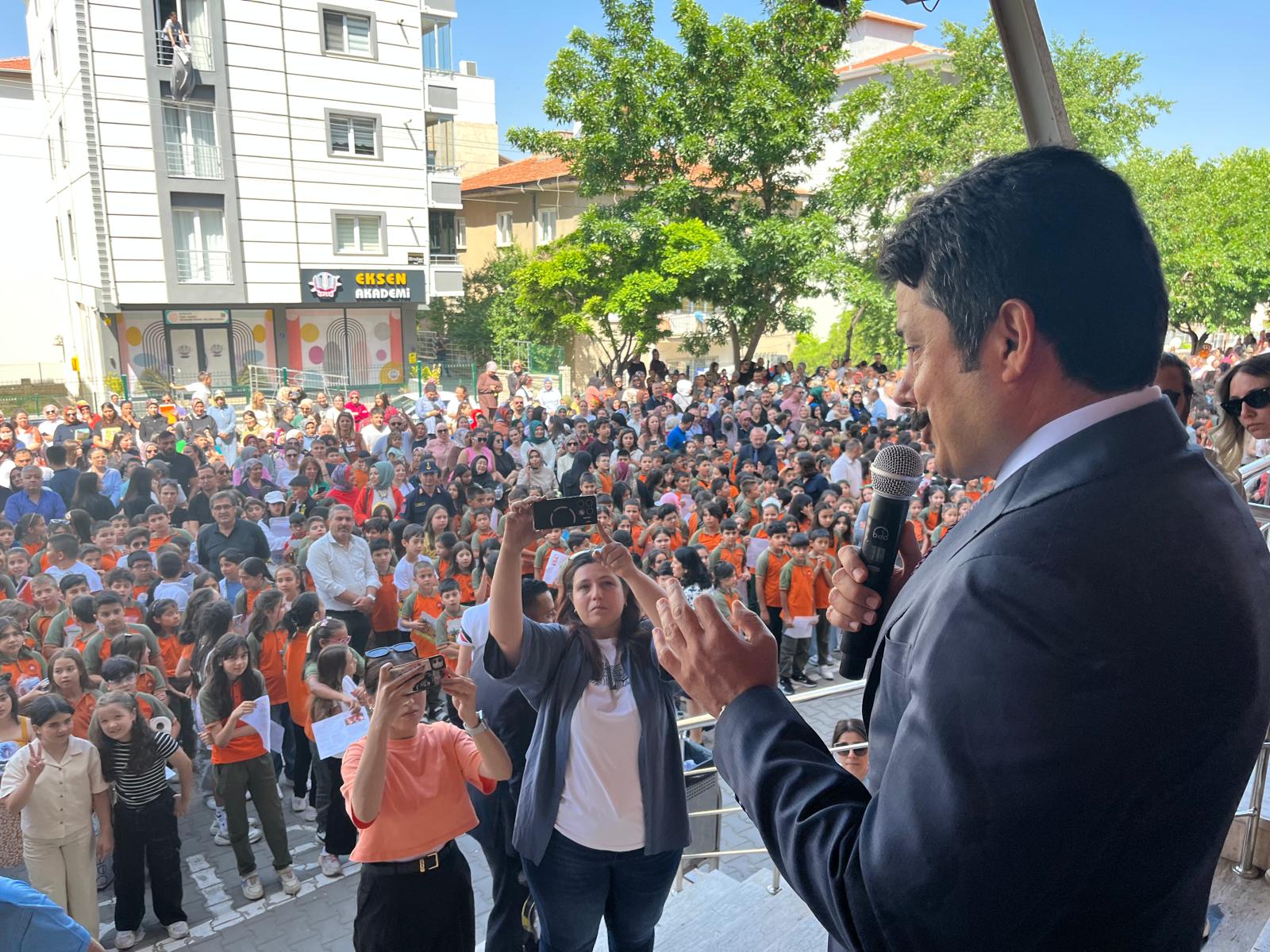 Demiryürek, Öğrencilerin Karne Heyecanına Ortak Oldu (9)