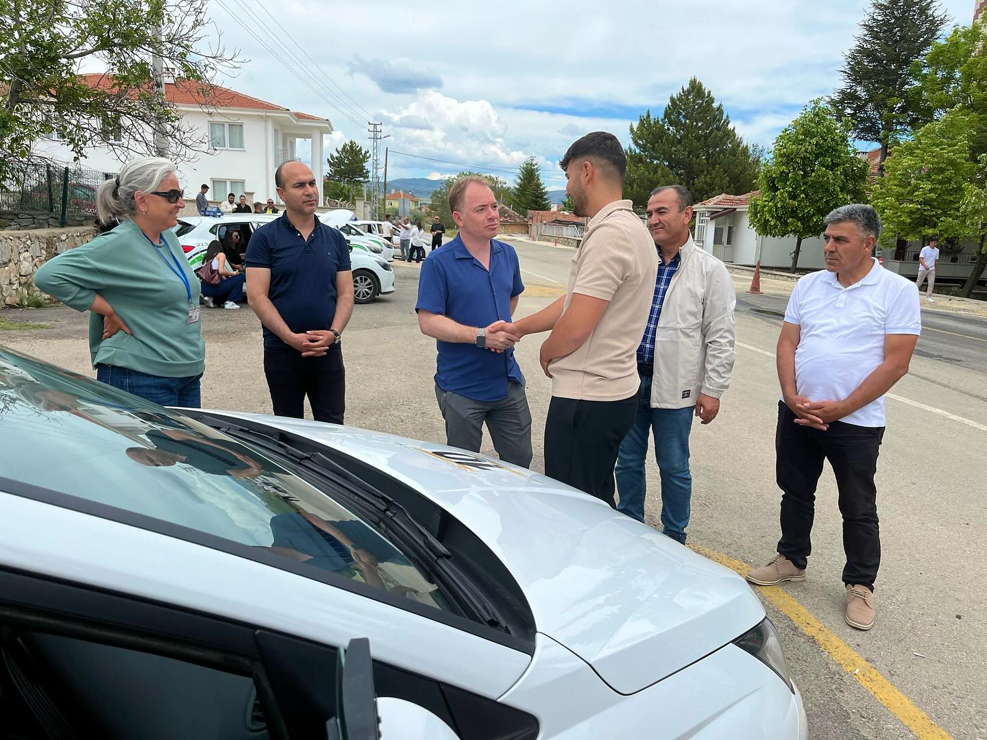 Gülşen, Sürüş Alanında Incelemelerde Bulundu2