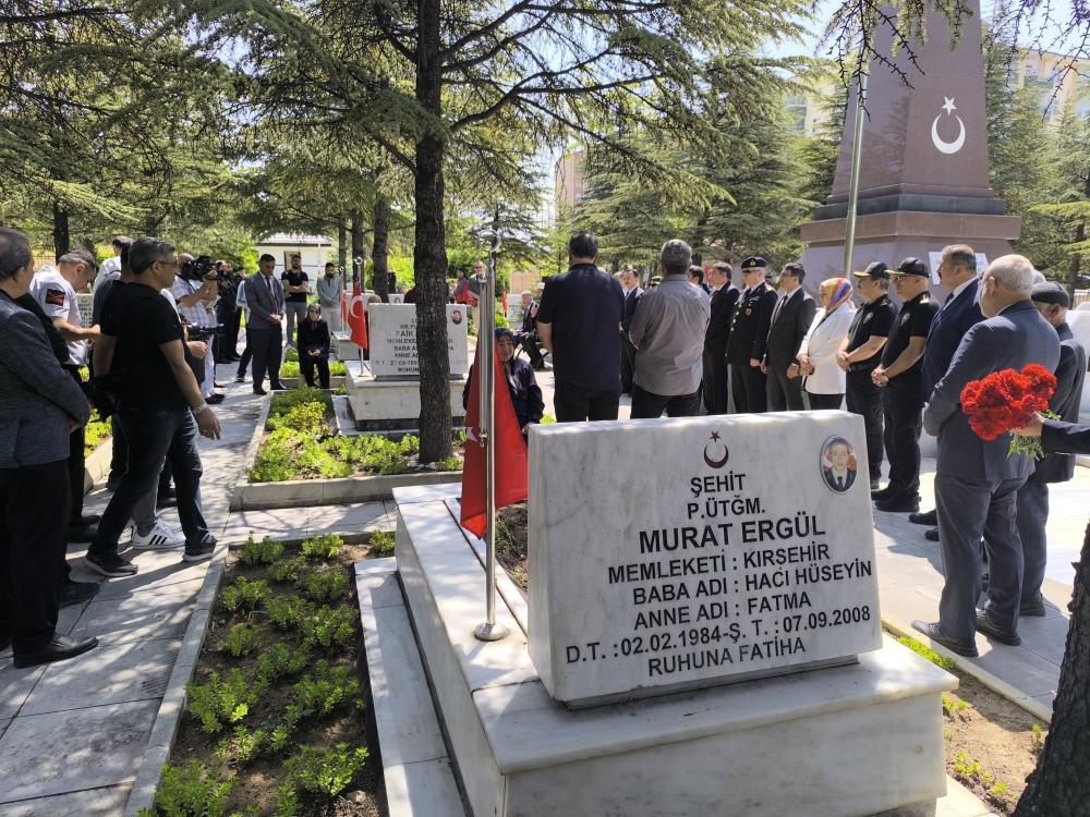 Kırşehir’de Şehitlikte Duygusal Anlar3