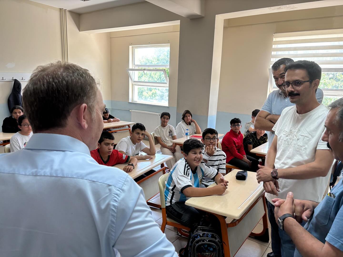 Müdür Gülşen Sınıf Sıralarında 1