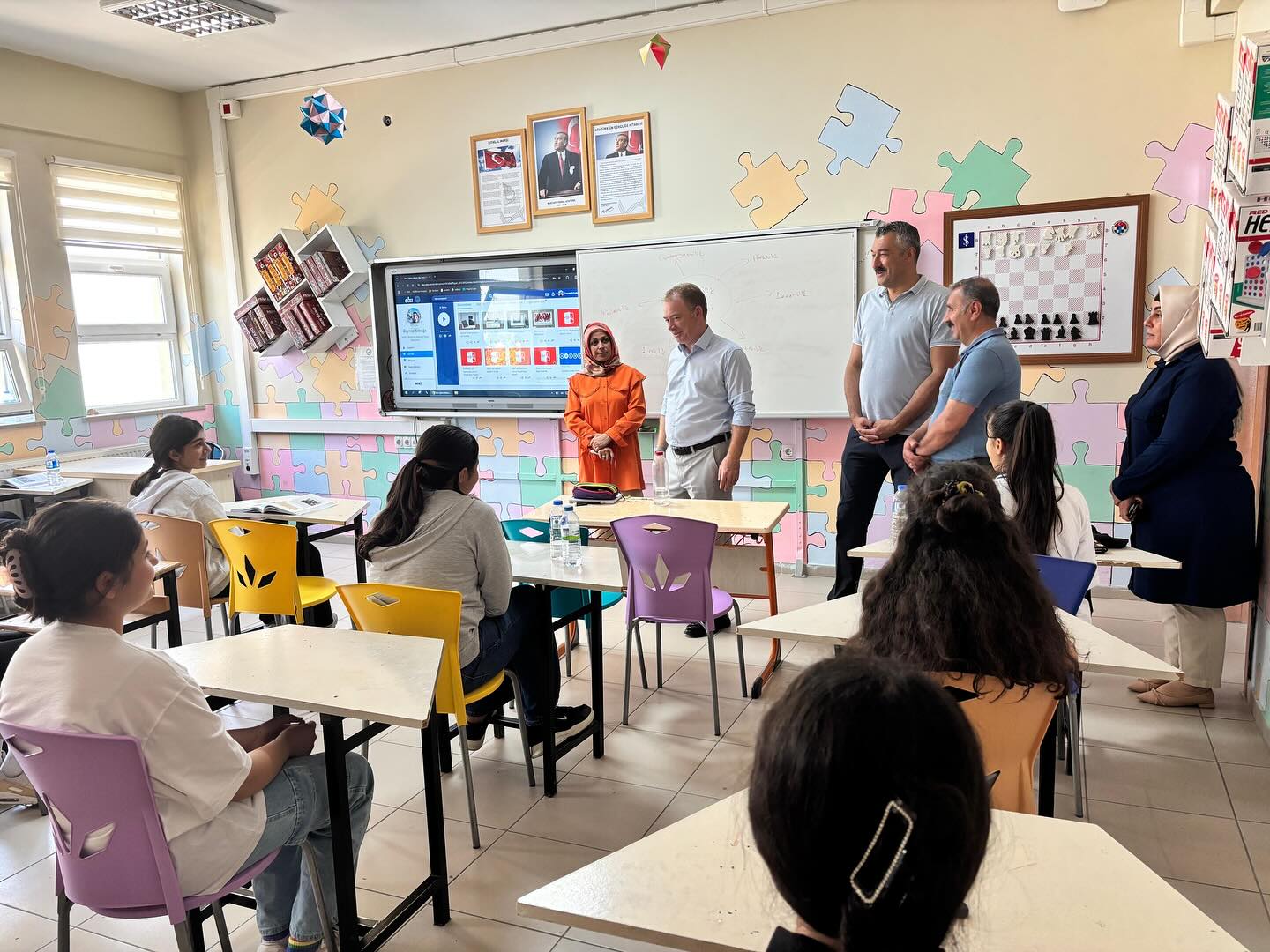 Müdür Gülşen Sınıf Sıralarında 3
