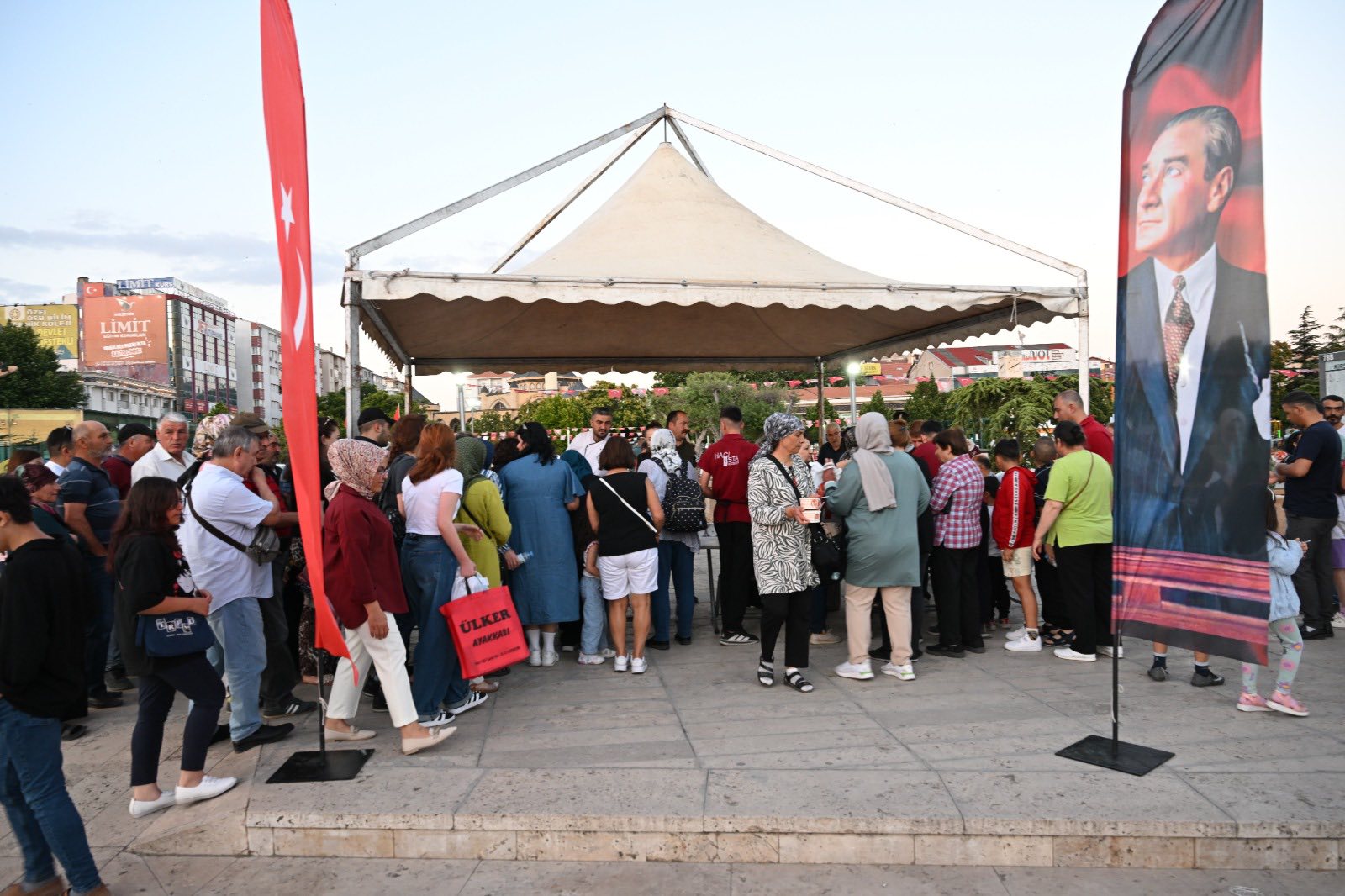 Kırşehir’de Yüzlerce Kişi Aşure Için Cacabey Meydanı’nda Buluştu3