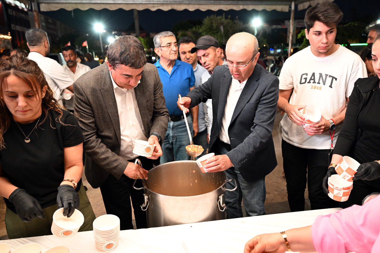 Kırşehir’de Yüzlerce Kişi Aşure Için Cacabey Meydanı’nda Buluştu4