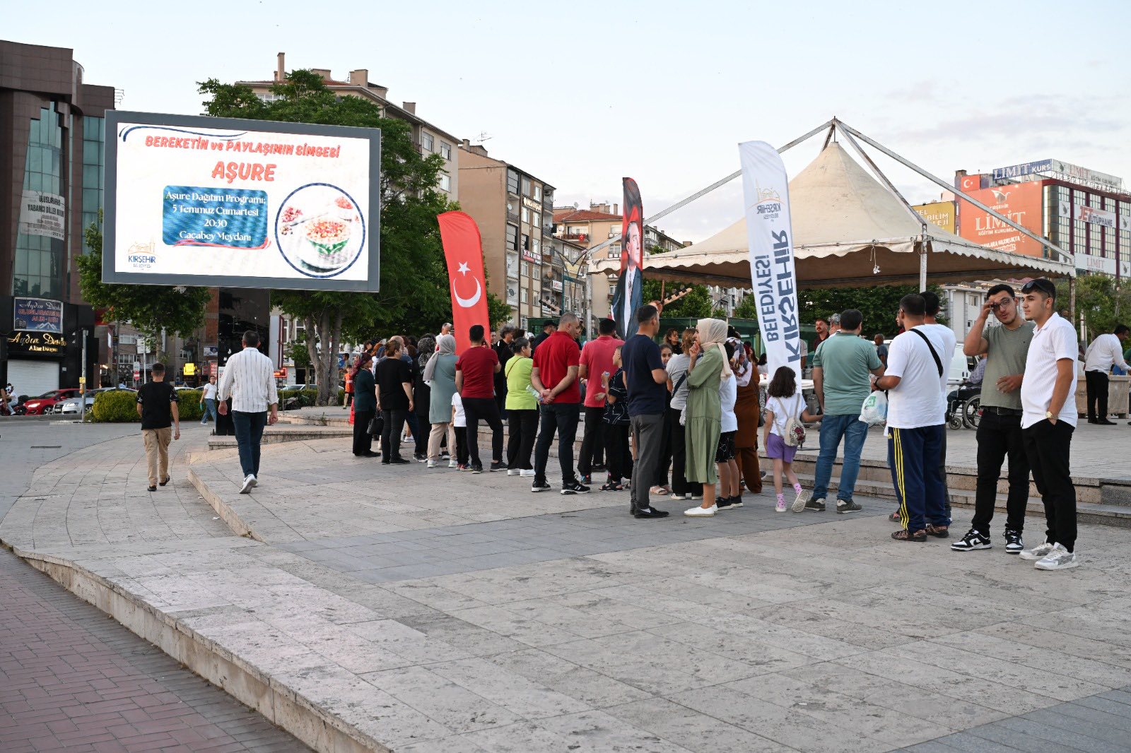 Kırşehir’de Yüzlerce Kişi Aşure Için Cacabey Meydanı’nda Buluştu6