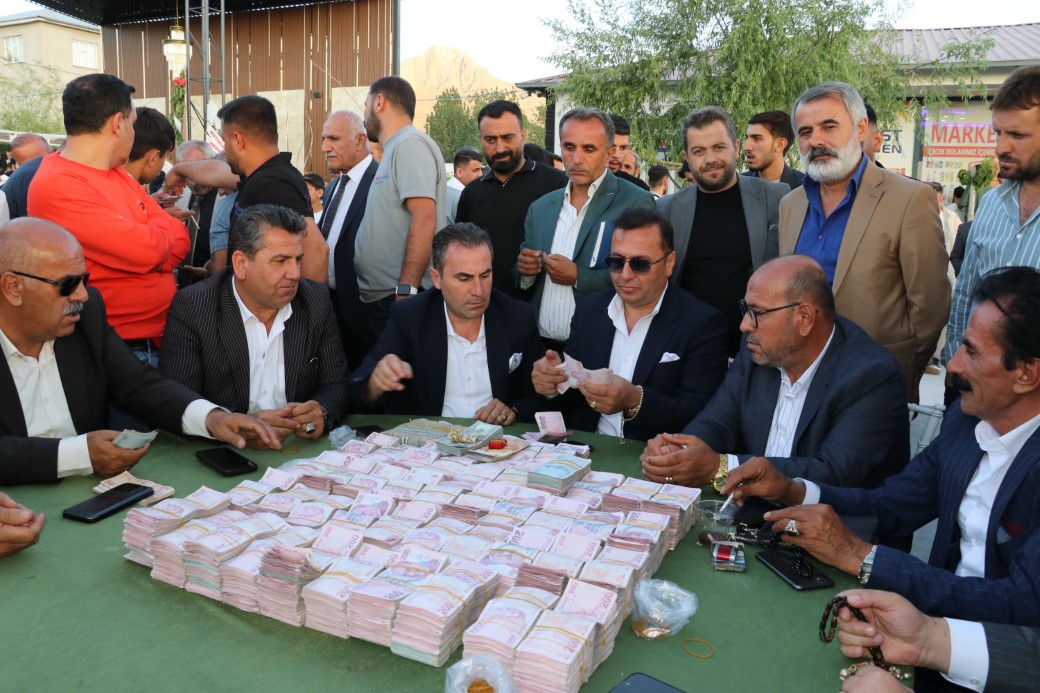 Van’da Geline 2 Kilo Altın, Damada 6 Buçuk Milyon Tl Takıldı1