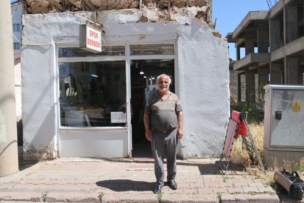 35 Yıldır Kerpiç Dükkanda Mesleğini Sürdürüyor