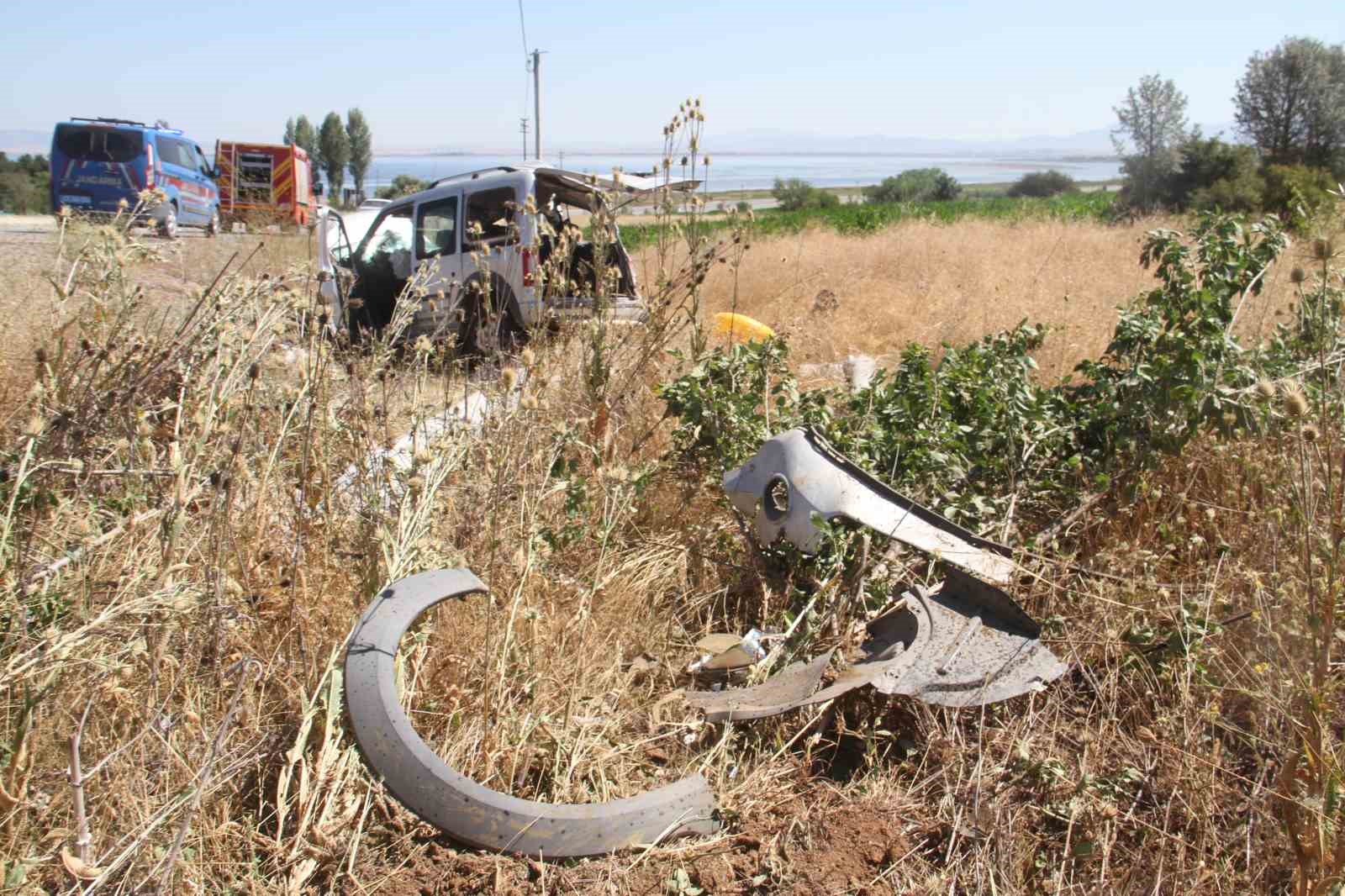 Ağaca Ve Direğe Çarpan Araçta 5 Kişi Yaralandı