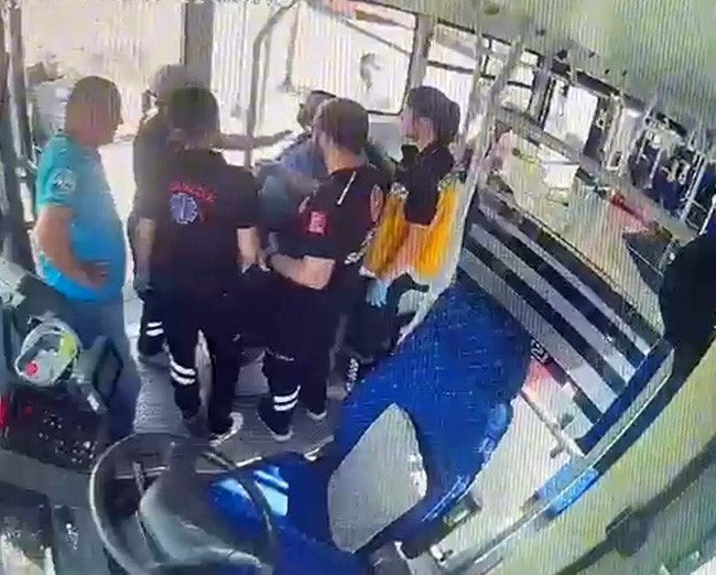 Aniden Fenalaşan Yolcuya Otobüste Müdahale Edildi1