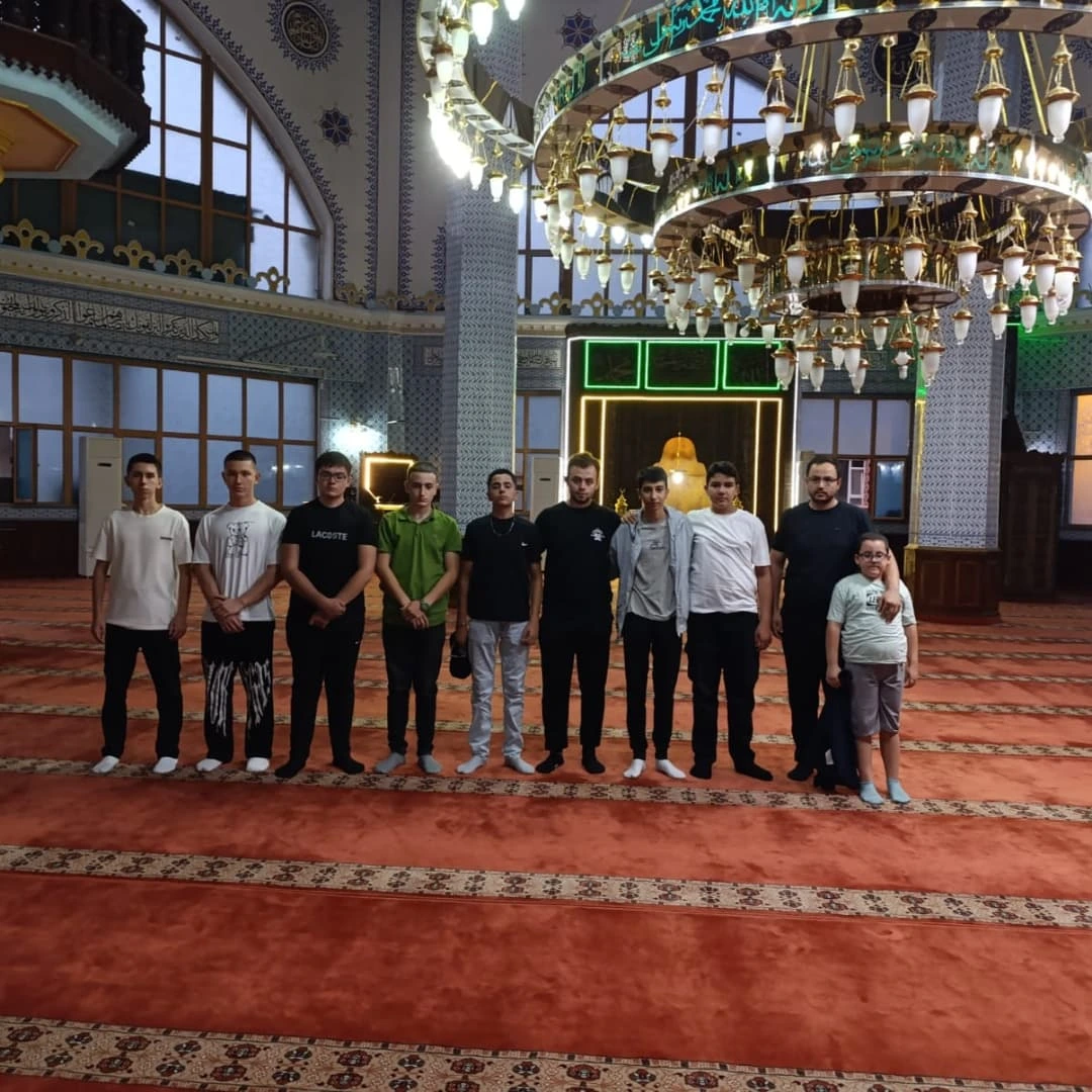 Bugün Güneşin Doğuşuyla Günün Bereketini Yakalamaya Niyet Ederek Sabah Namazında Gönüllülerimiz