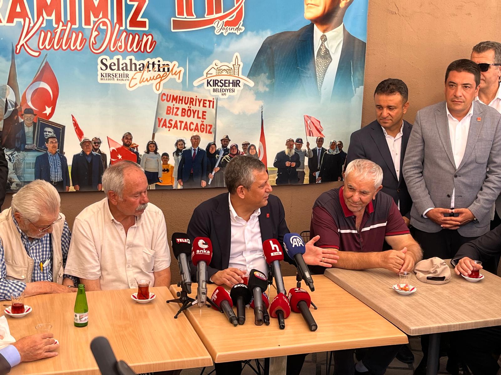 Chp Lideri Özel, Emeklilerle Bir Araya Geldi (8)
