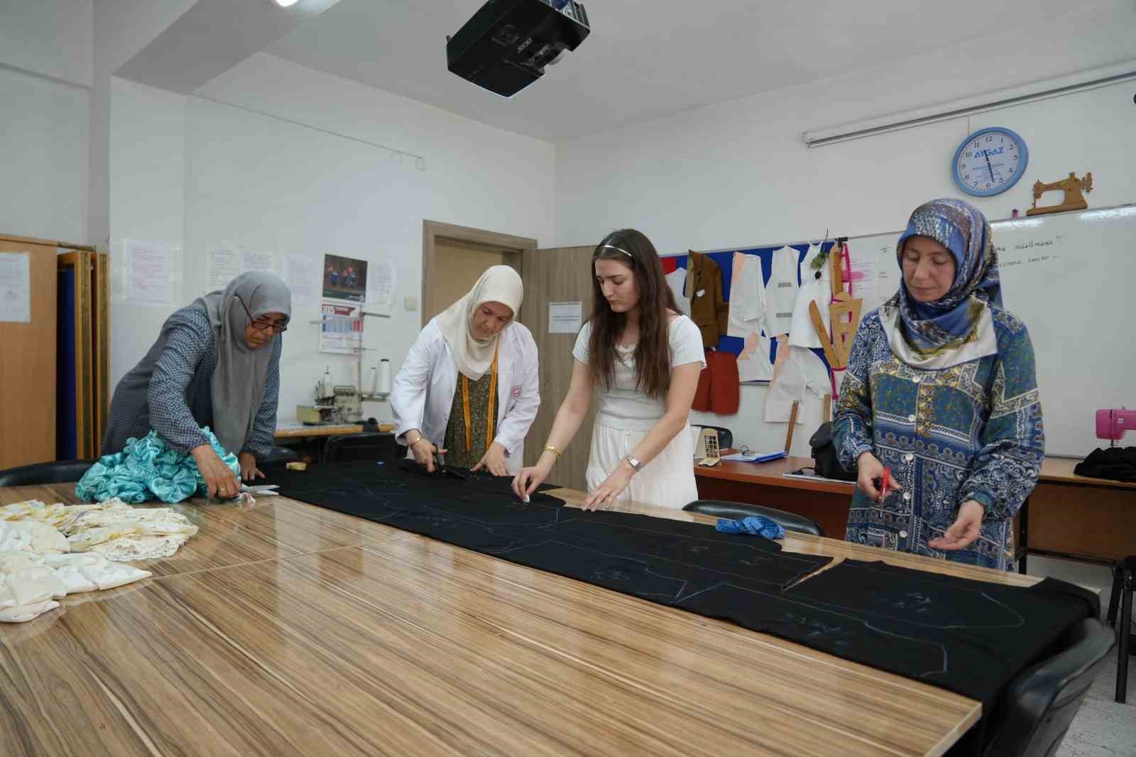 Gazzeli Çocuklar Için Binlerce Giysi Dikildi