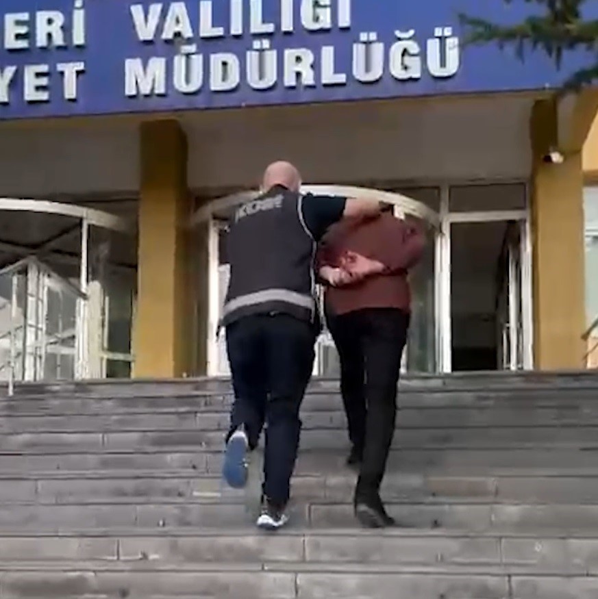 Kaçak Parfüm Operasyonunda 2 Kişi Gözaltına Alındı1