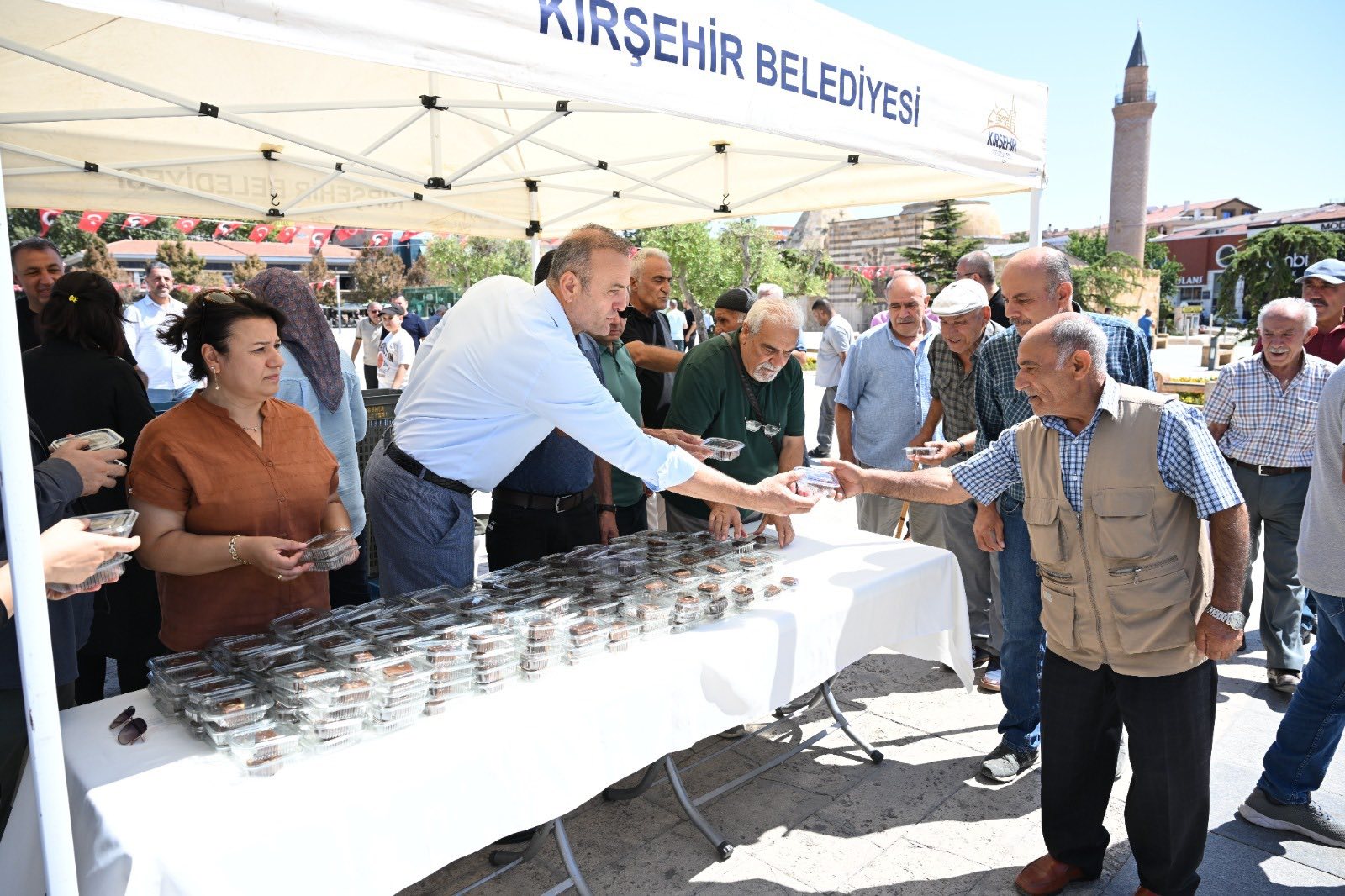 Kırşehir’de Cacabey Meydanı’nda Şehitler Ve Atatürk Için Helva Dağıtıldı2
