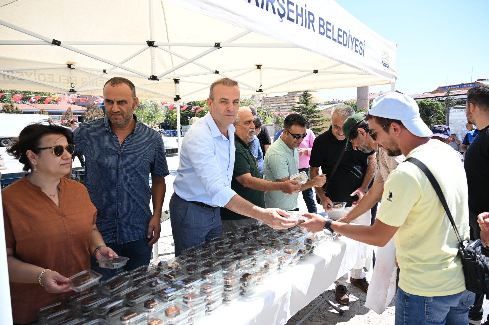 Kırşehir’de Cacabey Meydanı’nda Şehitler Ve Atatürk Için Helva Dağıtıldı3
