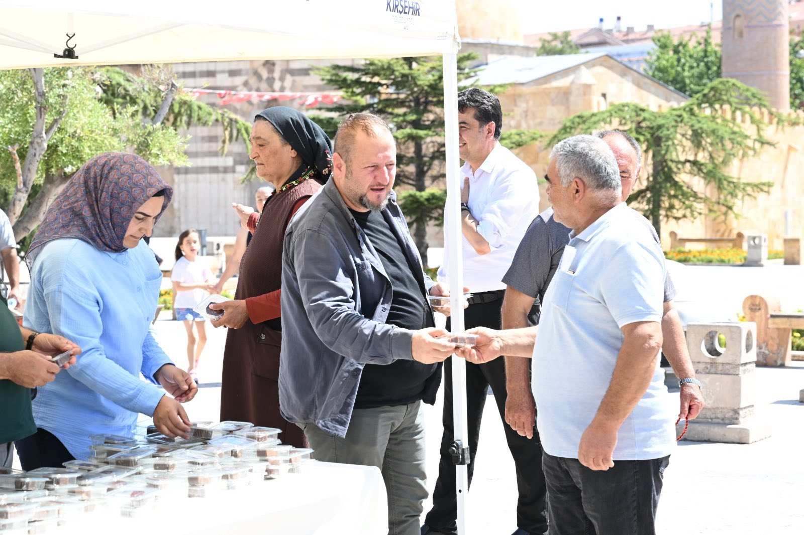 Kırşehir’de Cacabey Meydanı’nda Şehitler Ve Atatürk Için Helva Dağıtıldı5