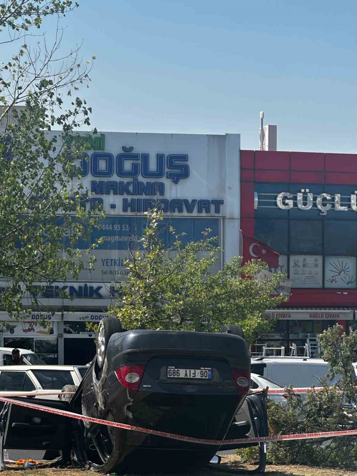 Kontrolden Çıkan Araç Refüje Çarparak Devrildi1