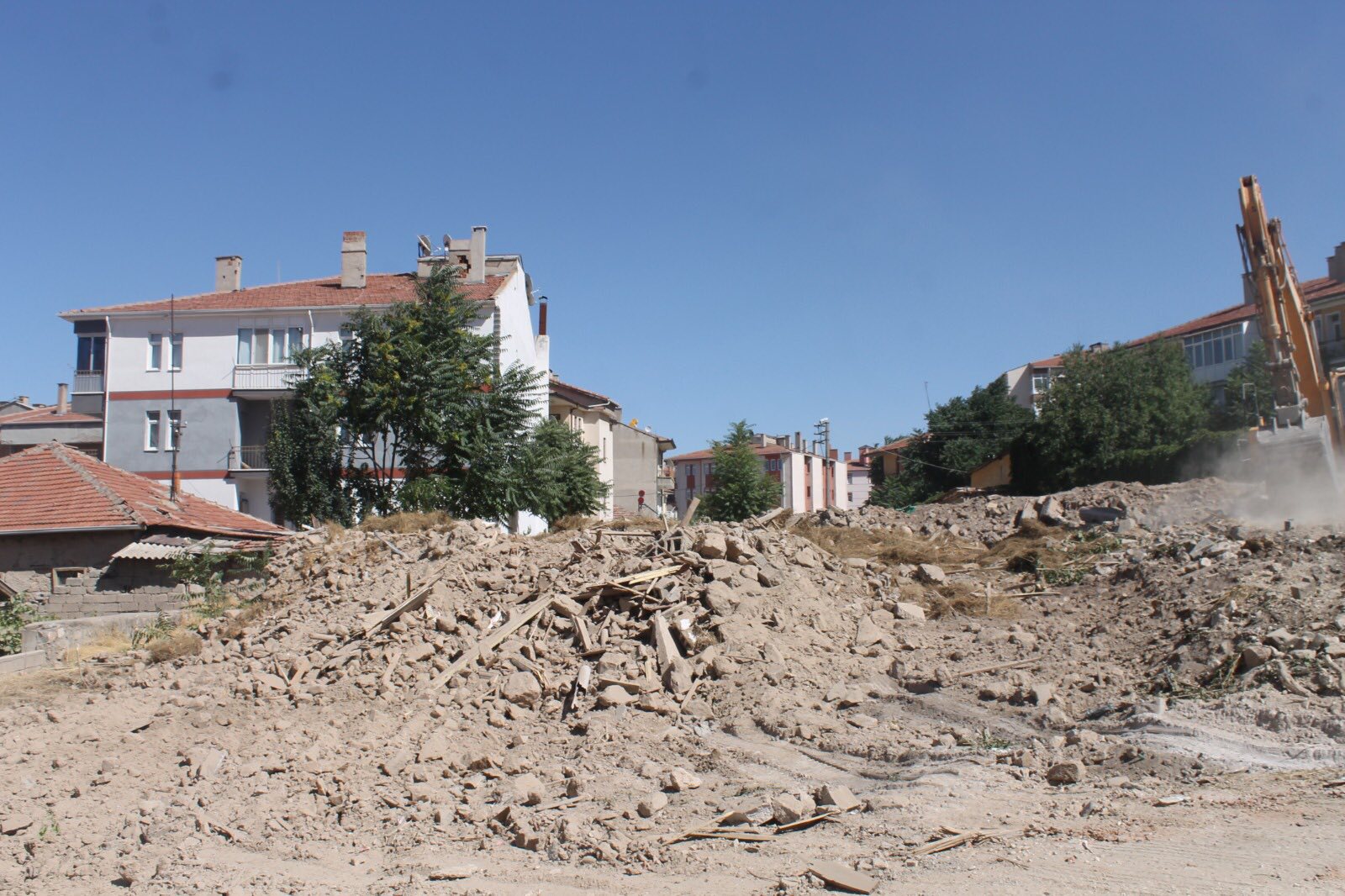 Mucur’da Tehlike Saçan Metruk Binalar Tek Tek Yıkılıyor 1