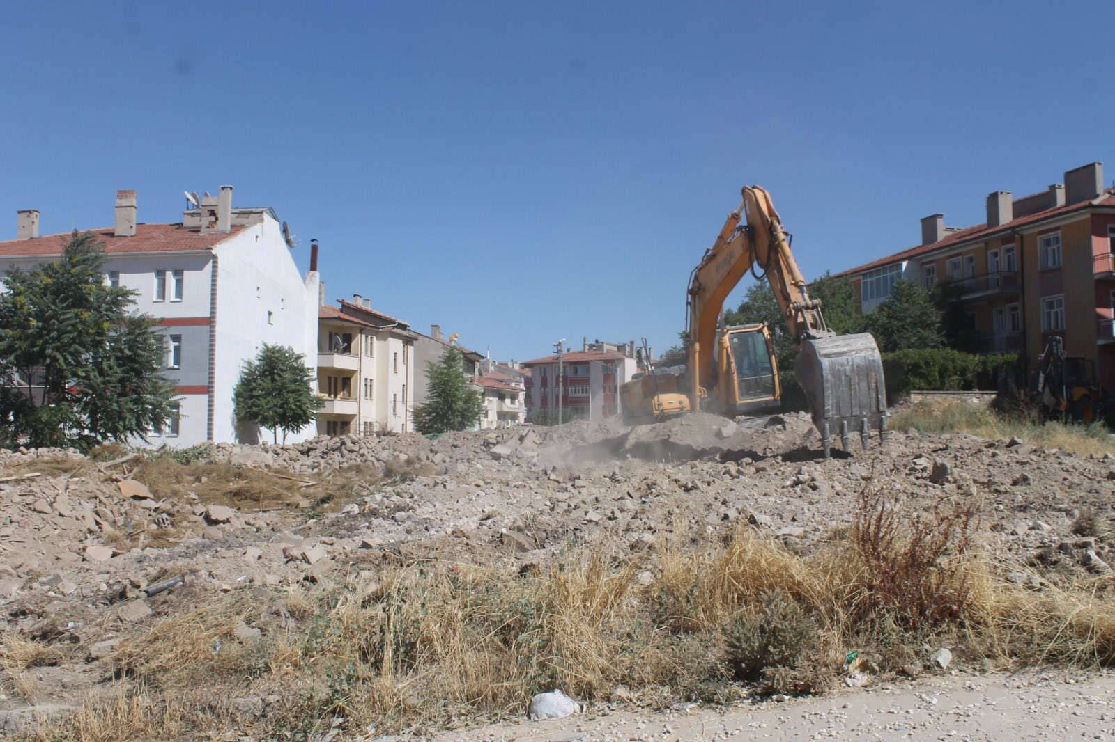 Mucur’da Tehlike Saçan Metruk Binalar Tek Tek Yıkılıyor