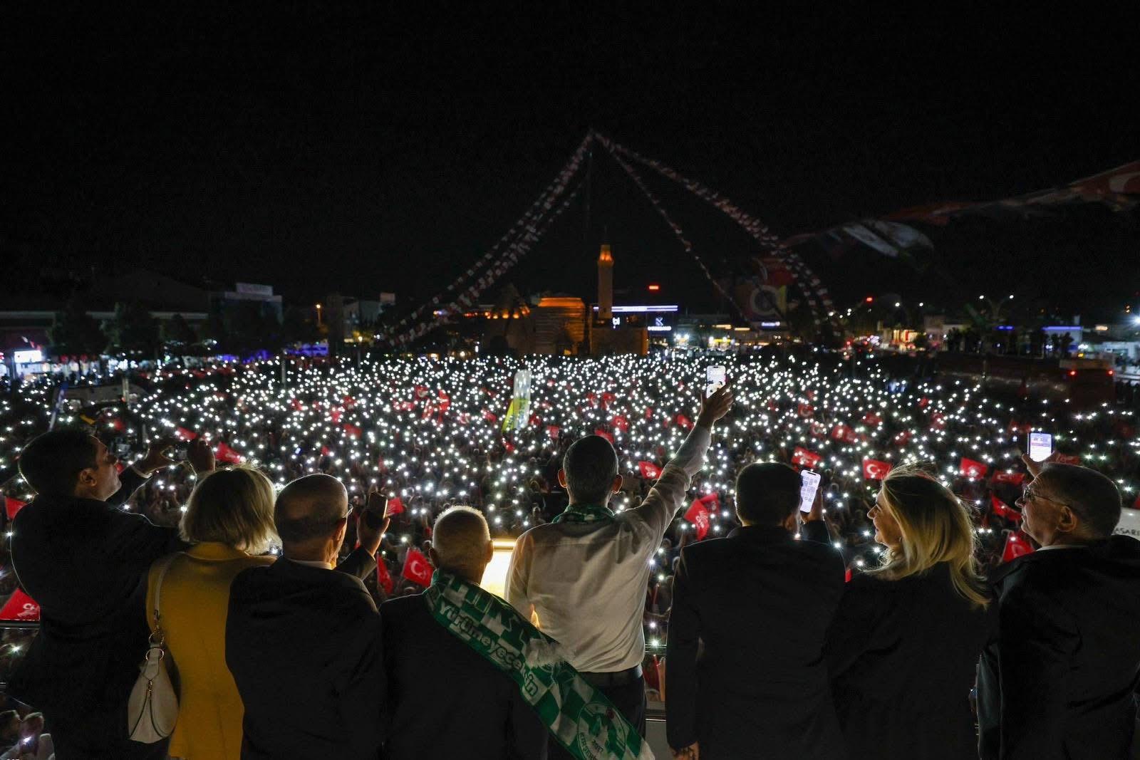 Özel, Mitingini Gençlik Marşıyla Sonlandırdı (1)