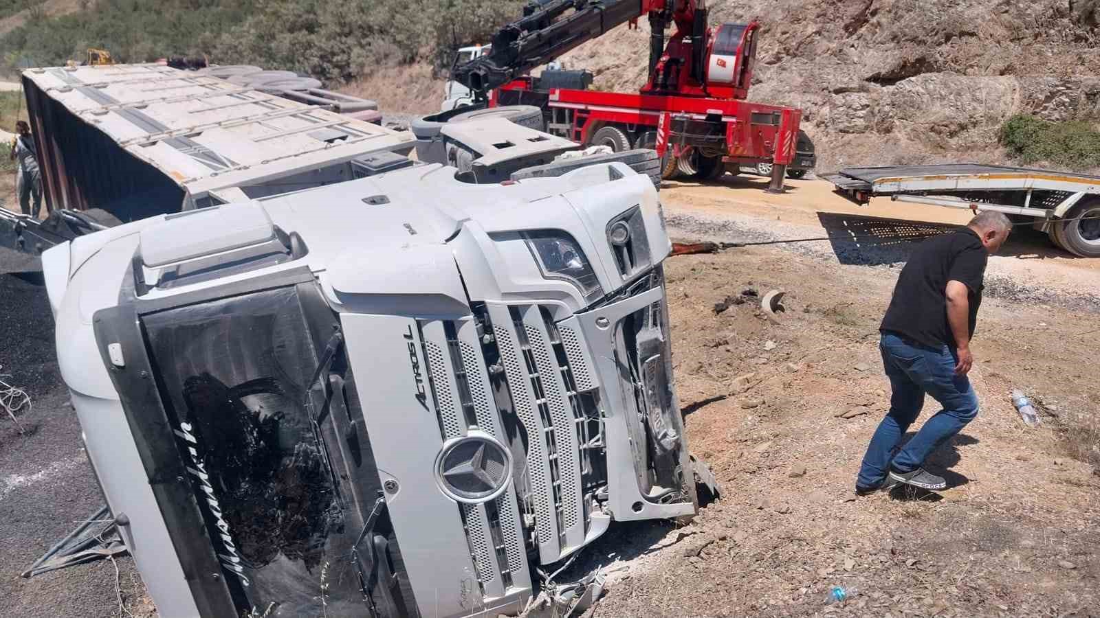 Tır Devrildi, Yolcu Burnu Kanamadan Çıktı