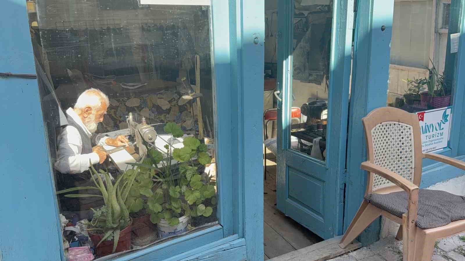 Usta Eller 75 Yıldır Gözlüksüz Dikiş Atıyor1