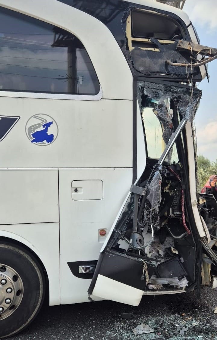 Yolcu Otobüsü Ile Tır Çarpıştı, 1 Kişi Yaralandı1