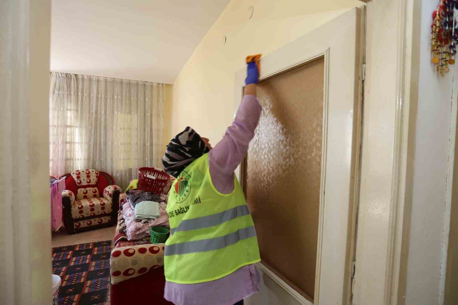 Yürüme Güçlüğü Yaşayan Kadının Evini Titizlikle Temizledi1
