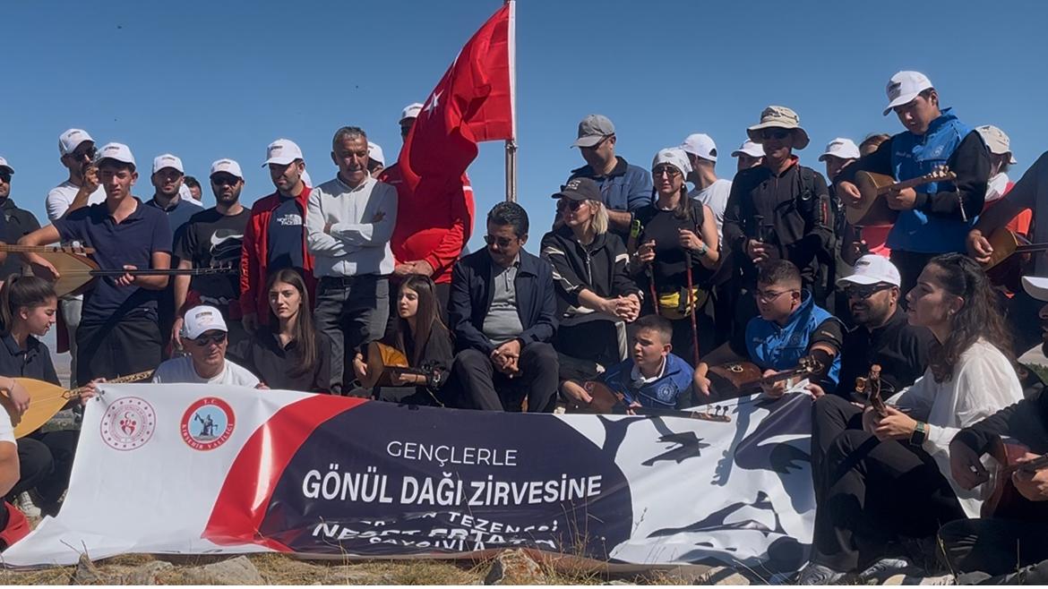 40 Saz Ile Bin 840 Metrede Neşet Ertaş Anıldı (1)