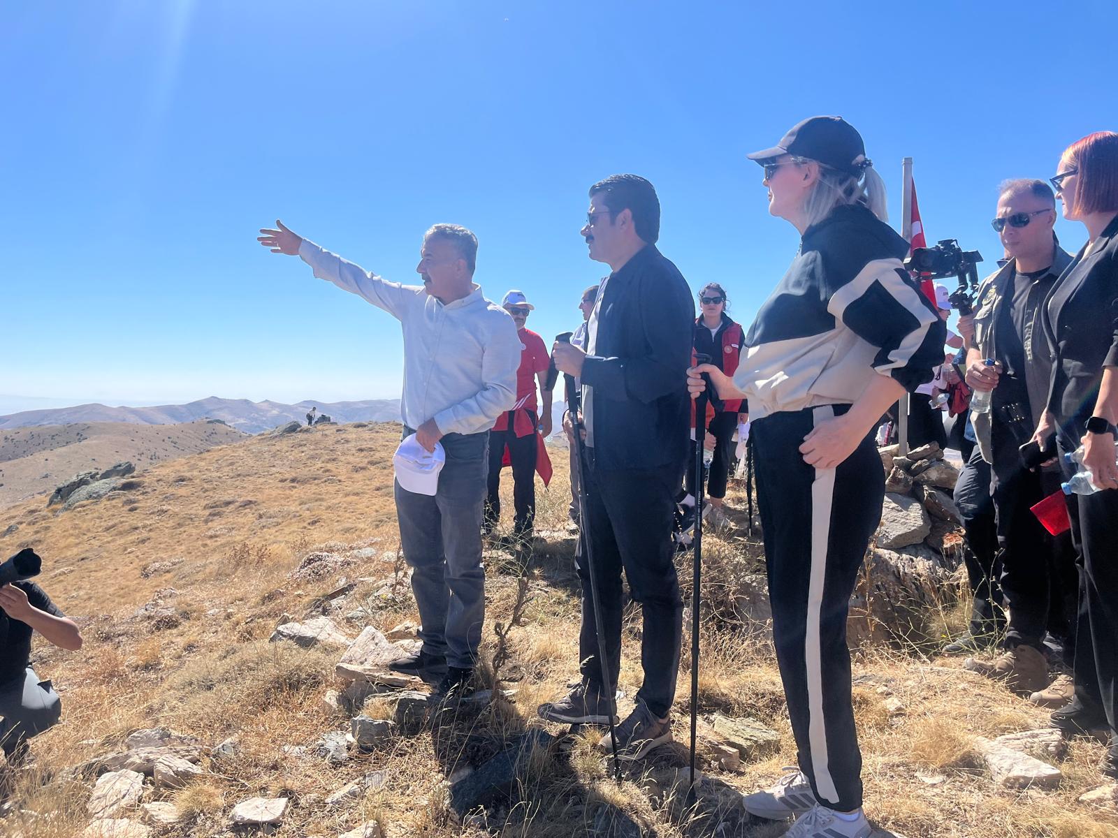 40 Saz Ile Bin 840 Metrede Neşet Ertaş Anıldı (6)