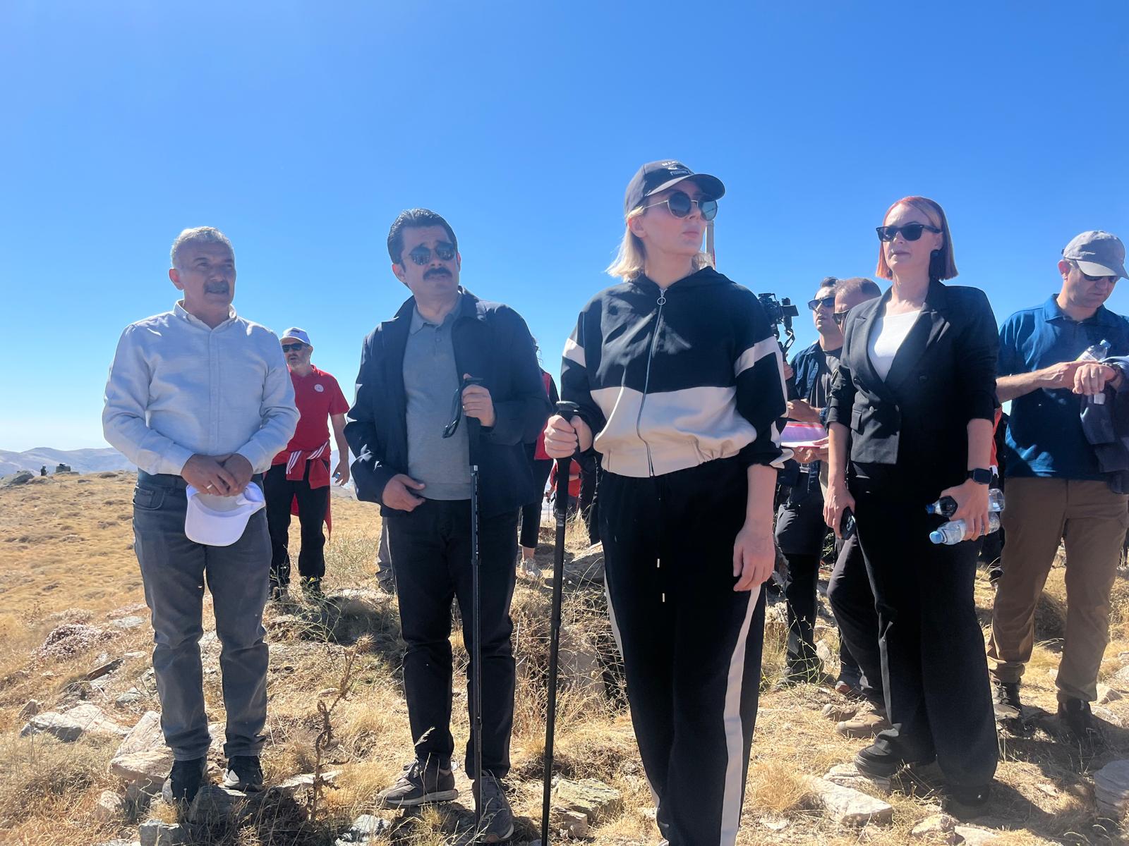 40 Saz Ile Bin 840 Metrede Neşet Ertaş Anıldı (7)