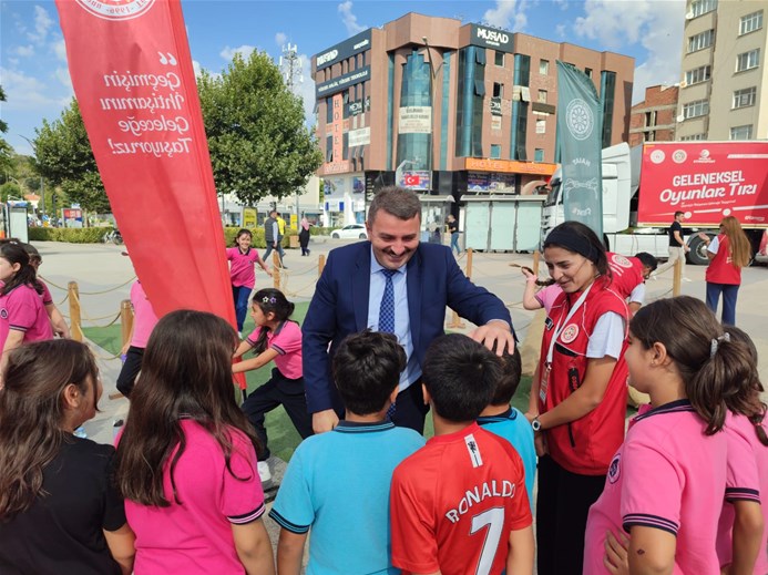 Cacabey Meydanı’nda Geçmişin Renkli Oyunları Canlandı