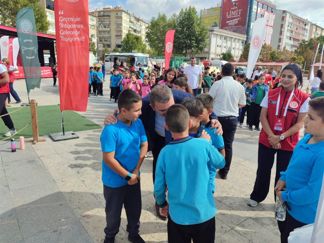 Cacabey Meydanı’nda Geçmişin Renkli Oyunları Canlandı3