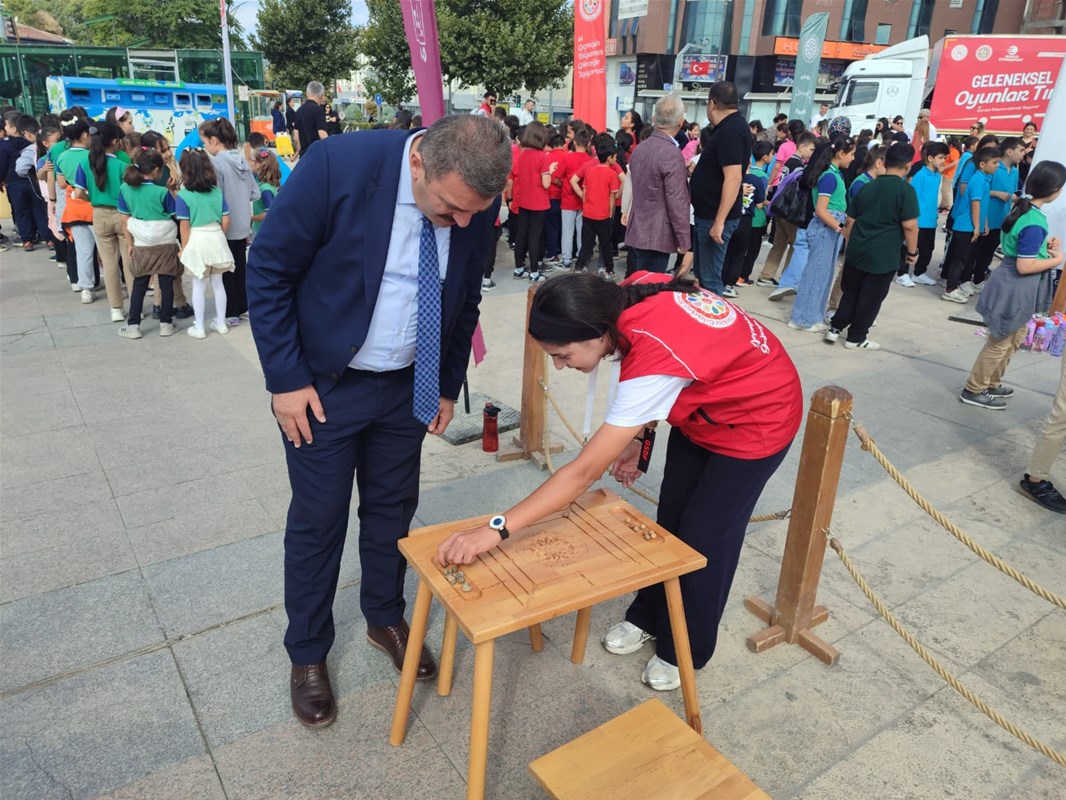 Cacabey Meydanı’nda Geçmişin Renkli Oyunları Canlandı5