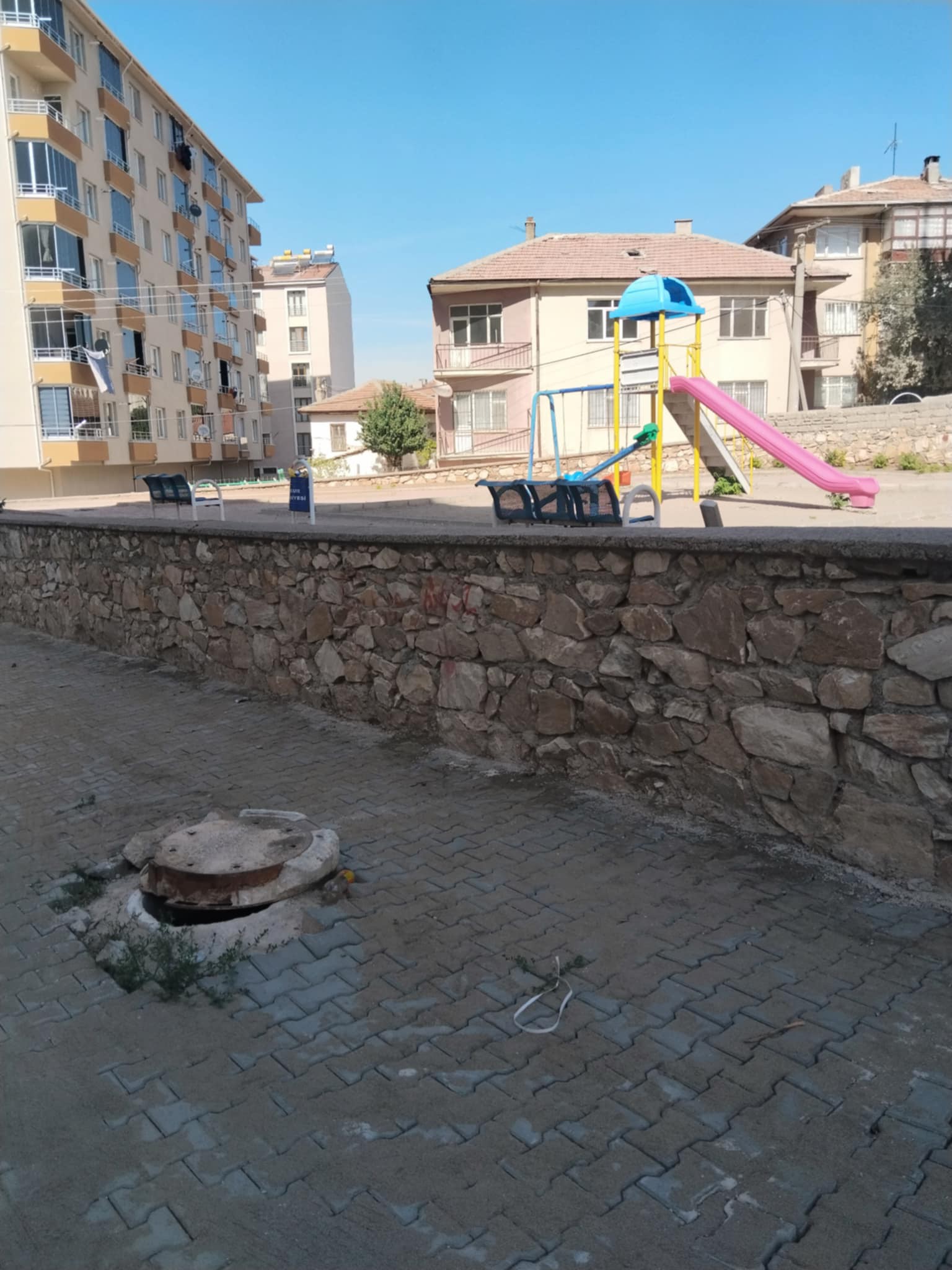 Kırık Rögar Kapağı Mucur’da Tehlike Çanları Çalıyor 1