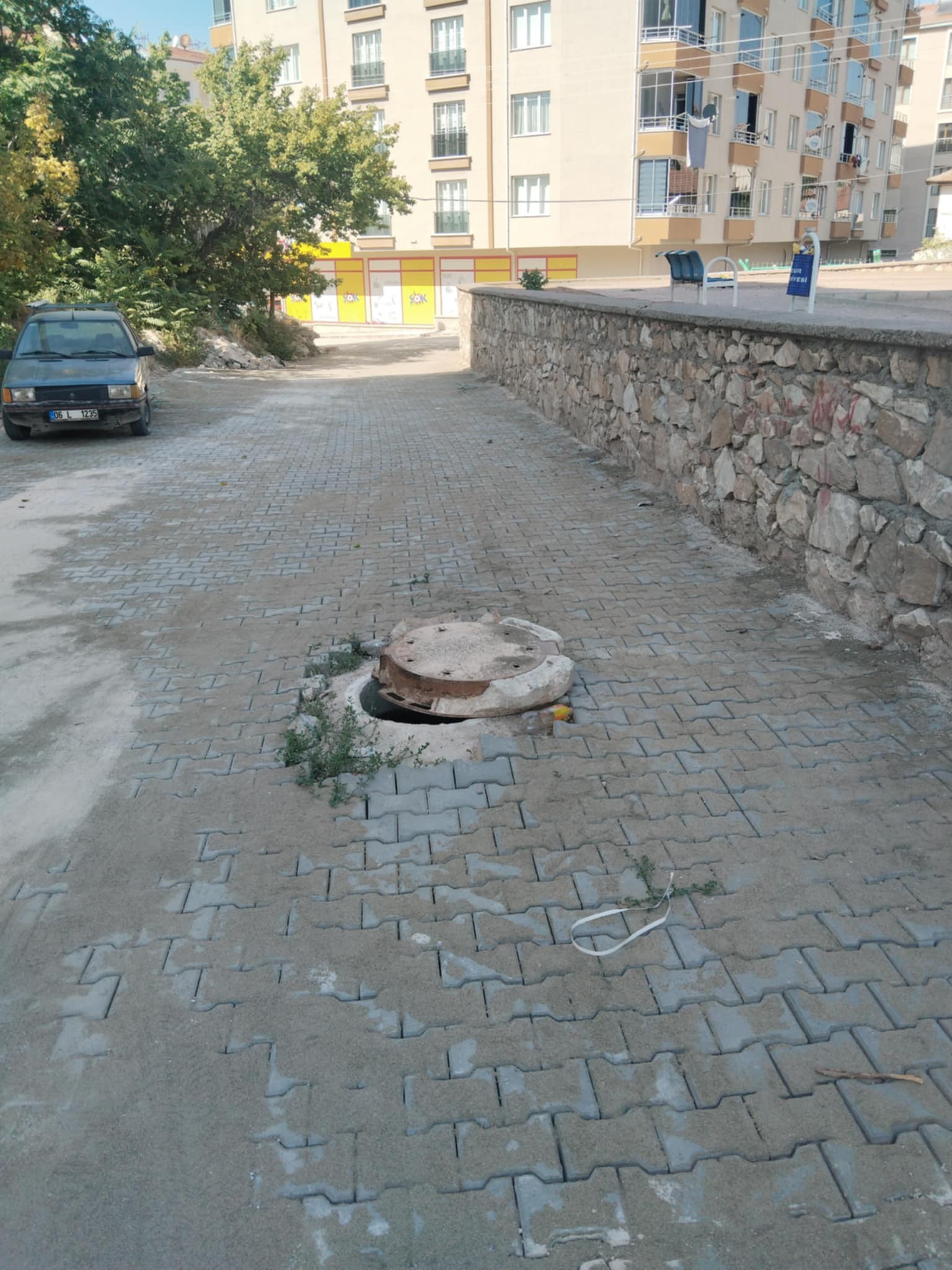 Kırık Rögar Kapağı Mucur’da Tehlike Çanları Çalıyor
