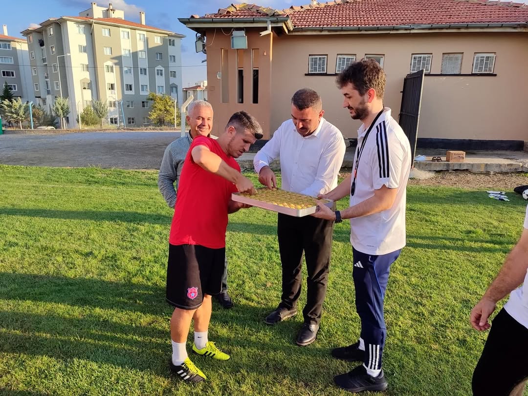 Kırşehir Gençlik Ve Spor İl Müdürümüz Sn. Yasin Çakmakçı Ve Spor Şube Müdürümüz Aslan Uçar, Bu S (1)