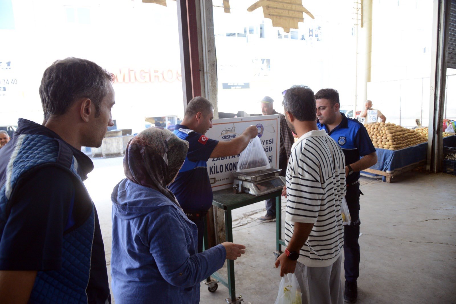 Kırşehir’de Vatandaş Aldığını Anında Tartıyor! 3