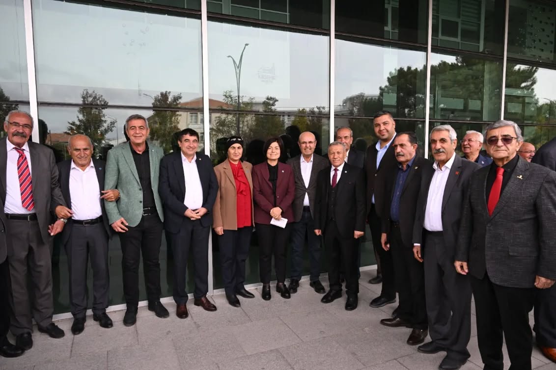 571045788 17948249199029149 6000635280608306321 N