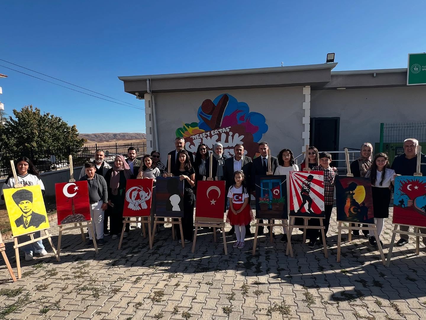 Çiçekdağı’nda Cumhuriyet Coşkusu Sanatla Buluştu